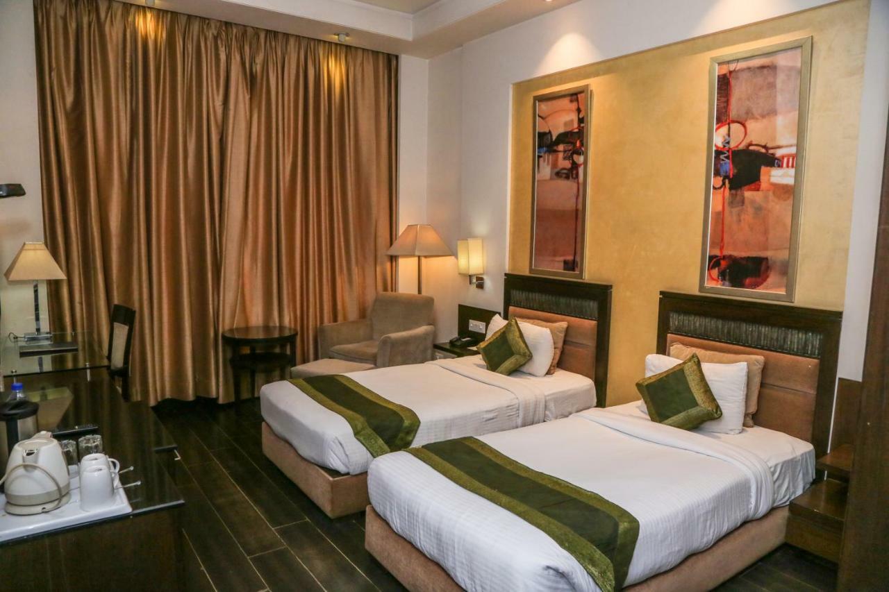 Hotel Western Court Chandīgarh Exterior foto