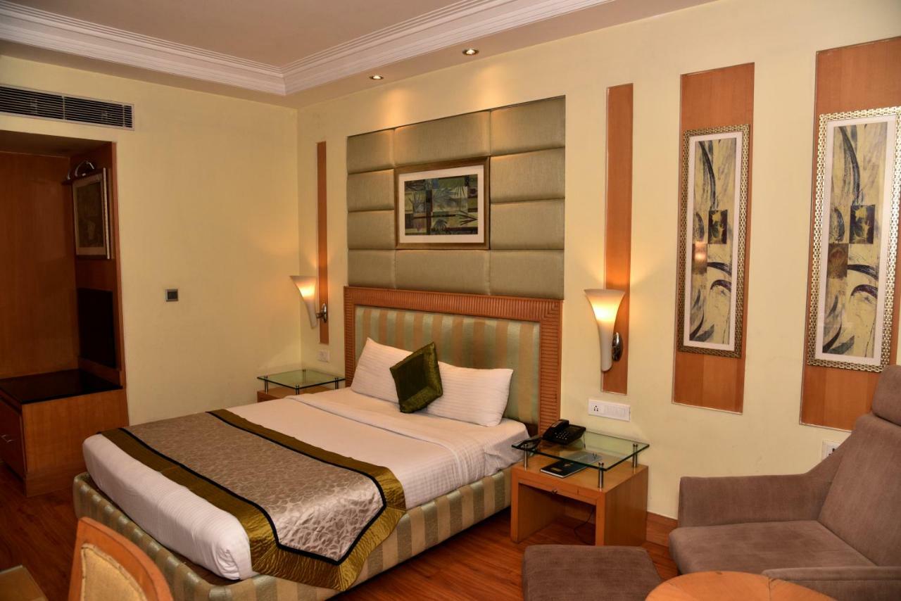 Hotel Western Court Chandīgarh Exterior foto